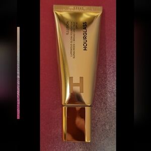 Hourglass Illusion Luminous Glow Foundation 18